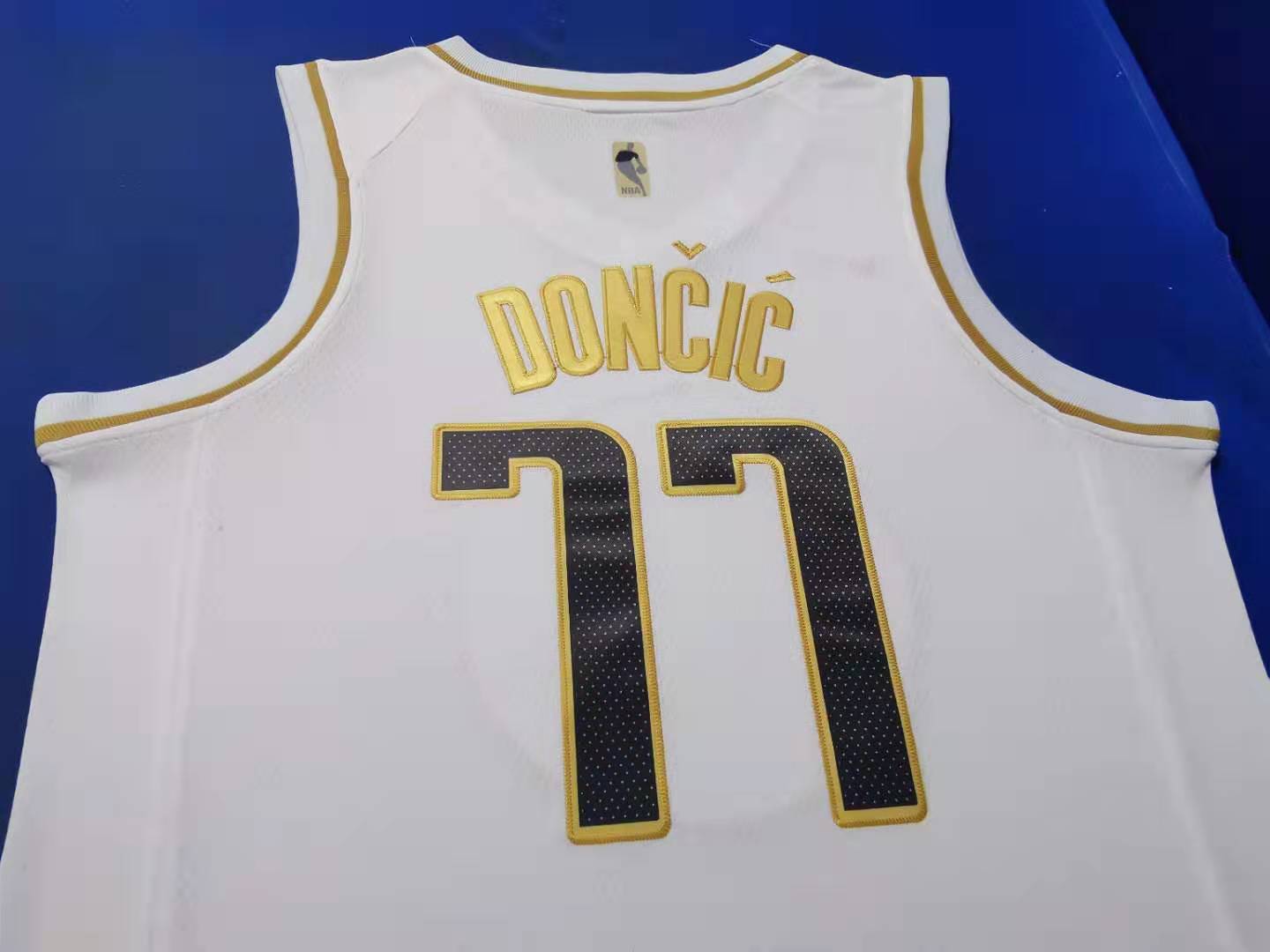 Men's Dallas Mavericks Luka Doncic #77 White Replica Jersey