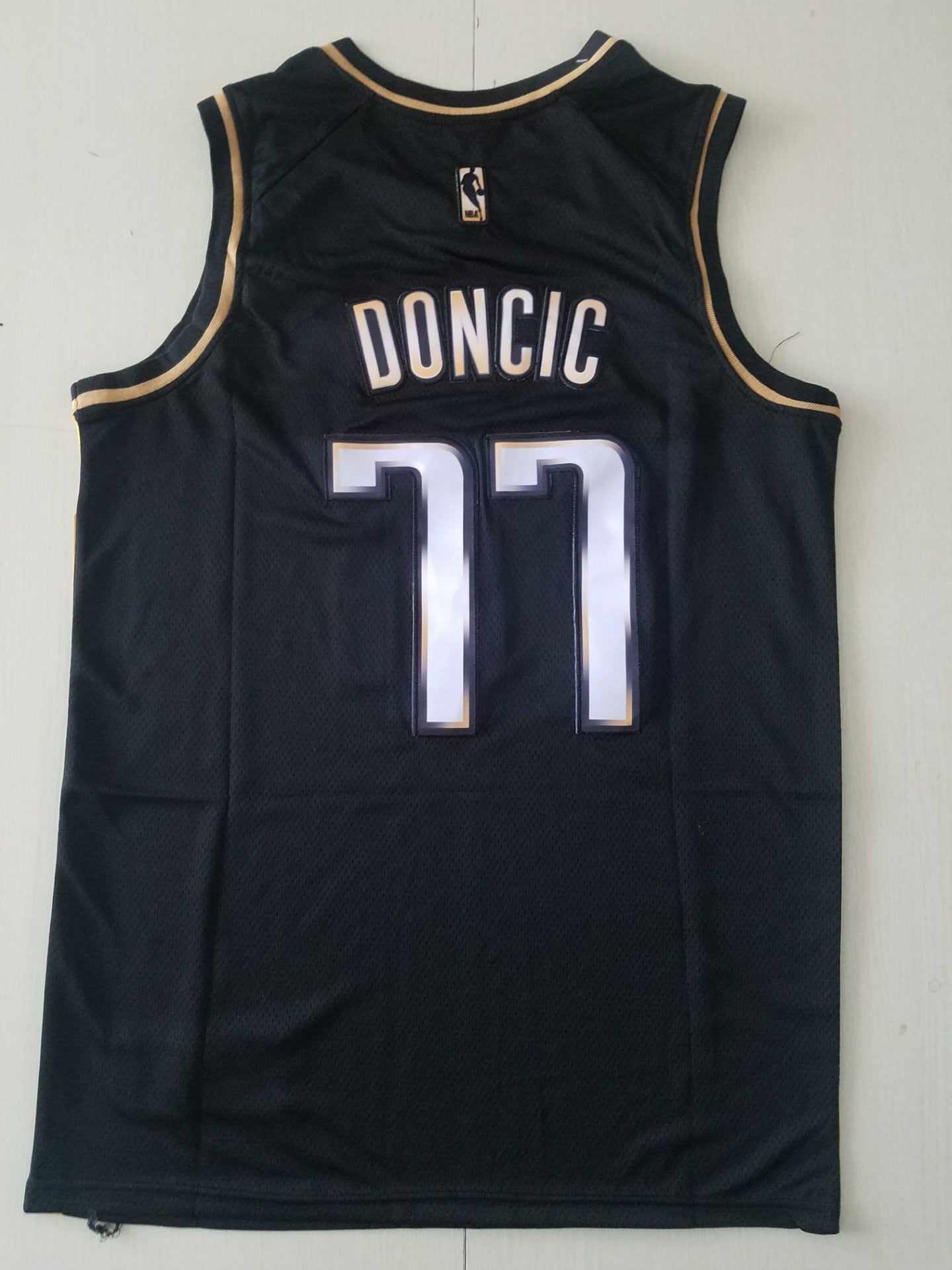 Men's Dallas Mavericks Luka Doncic #77 Swingman Player Jersey Black