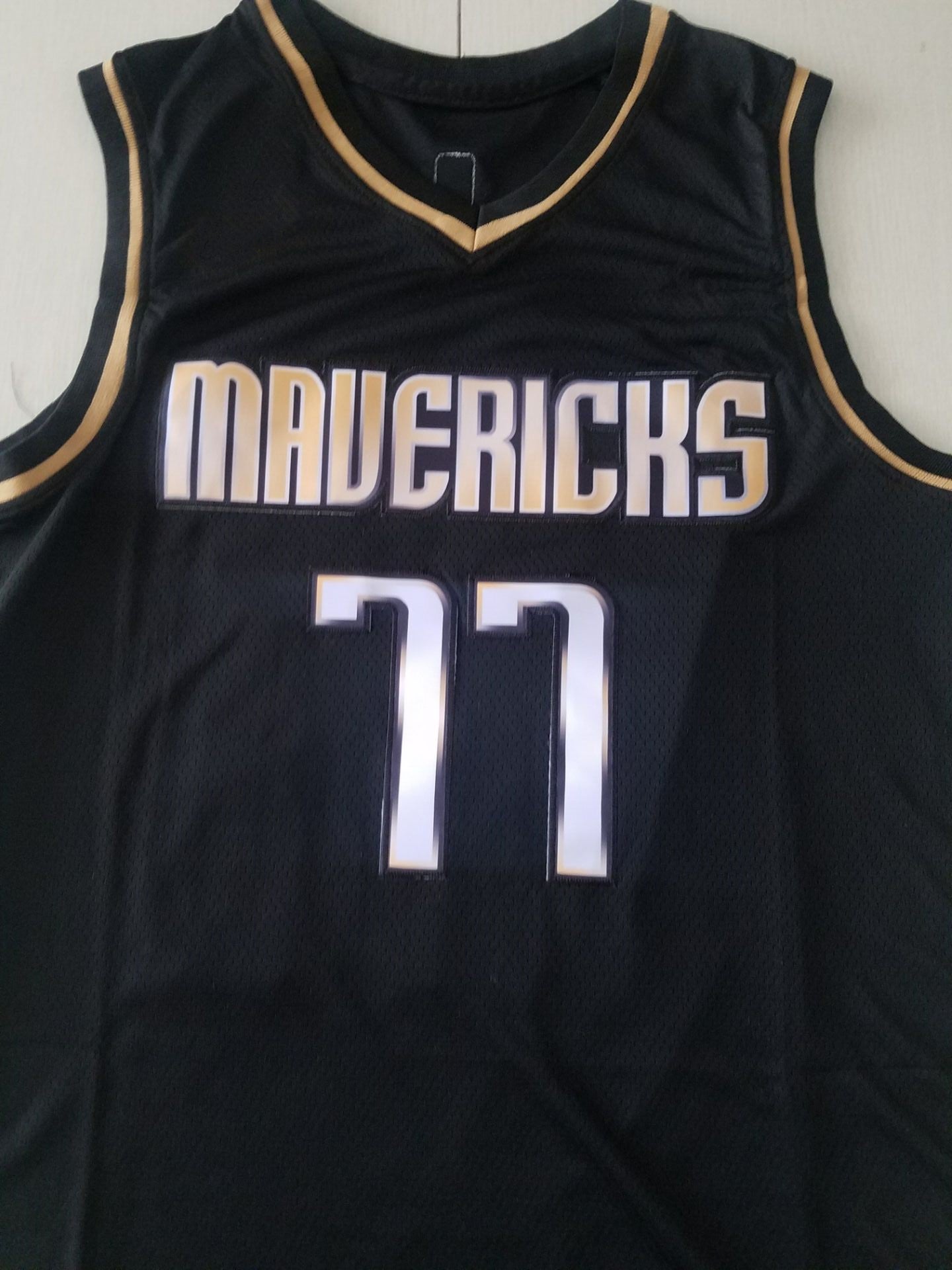 Men's Dallas Mavericks Luka Doncic #77 Swingman Player Jersey Black